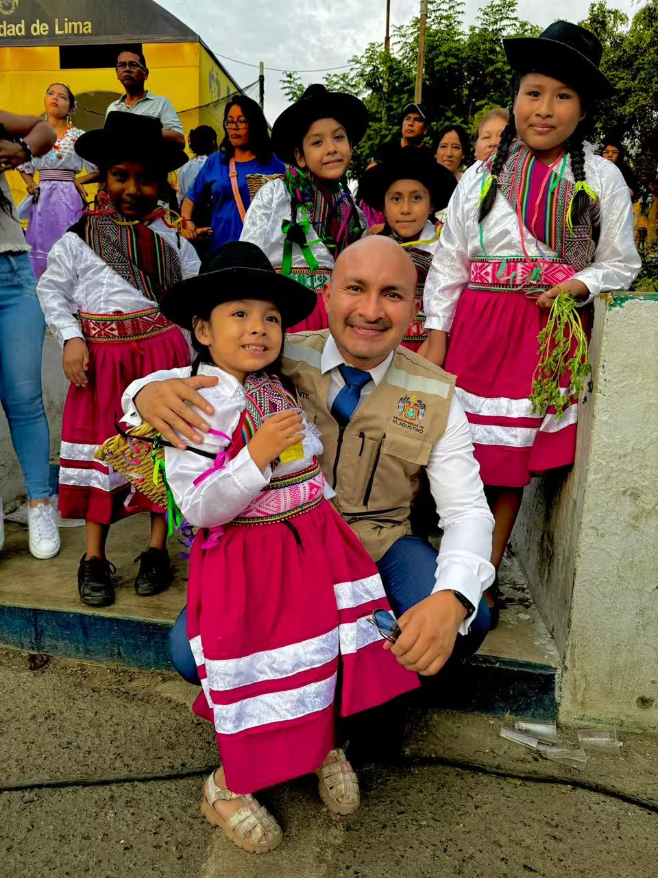 Luis Alonzo hablando en un evento